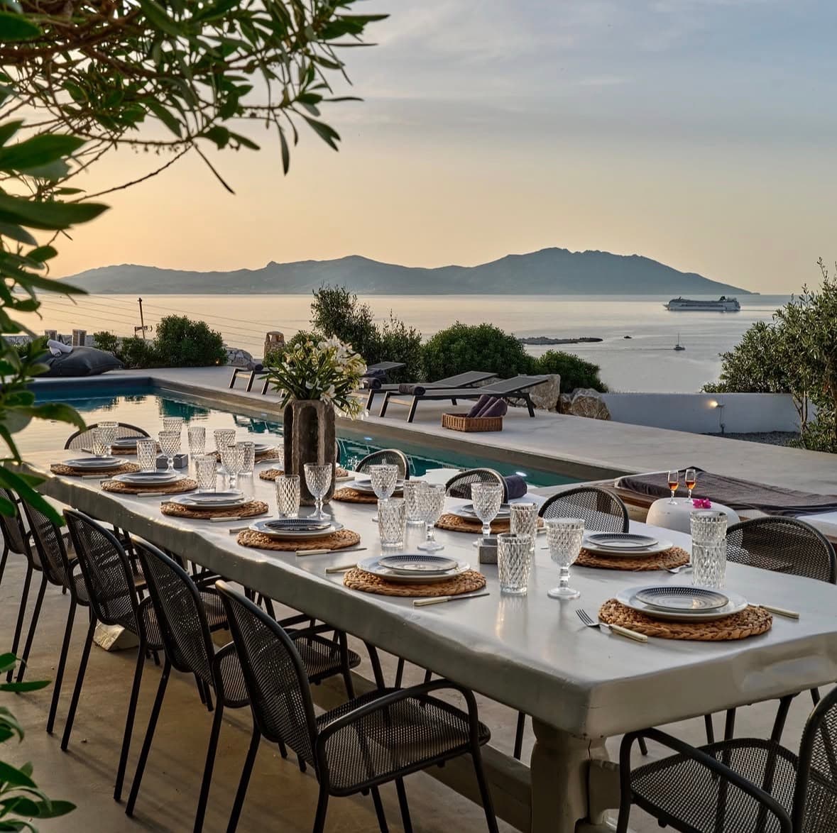 Table dressée bord de piscine vue mer Méditerranée