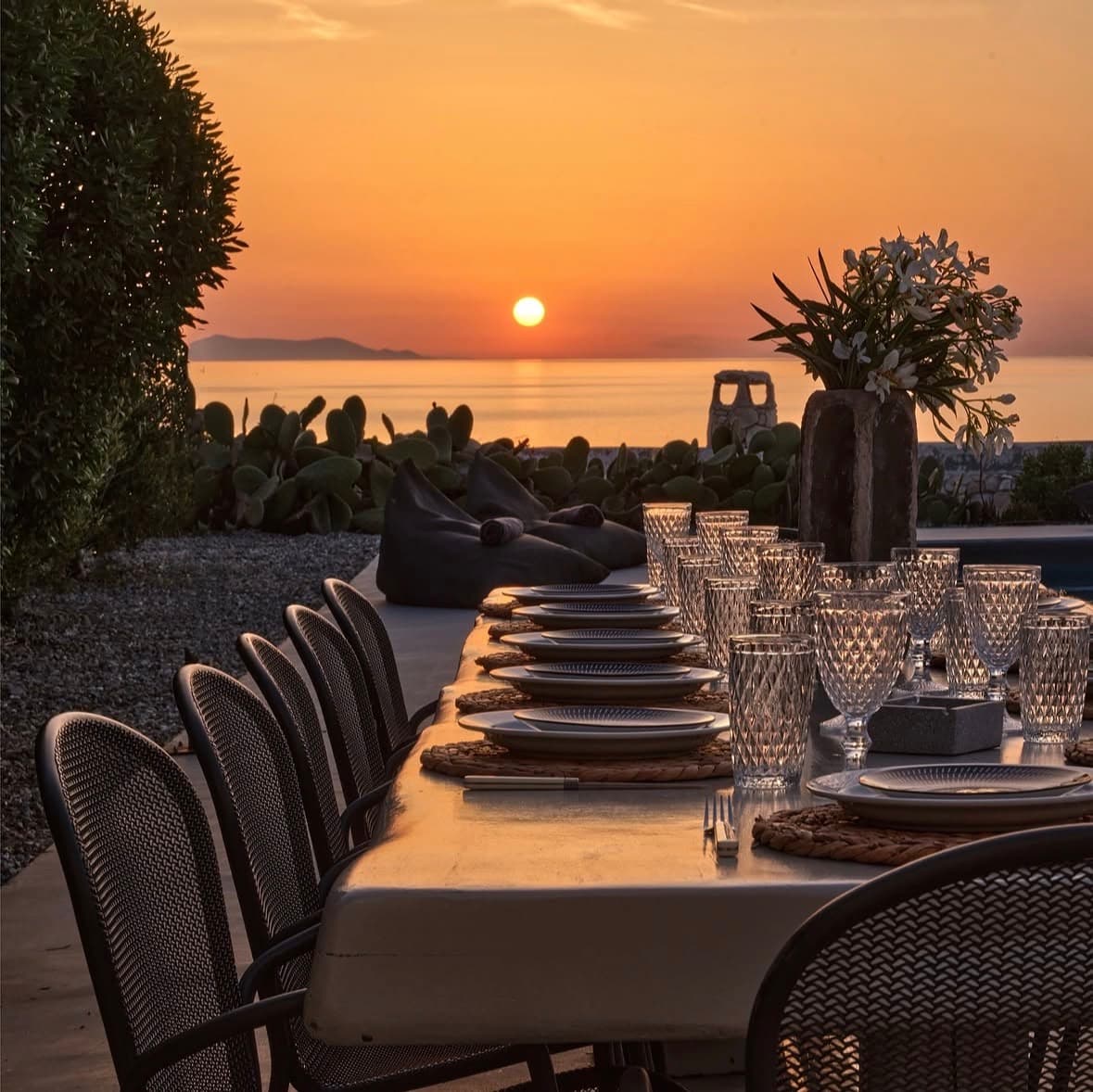 Table d'hôtes en extérieur au coucher de soleil