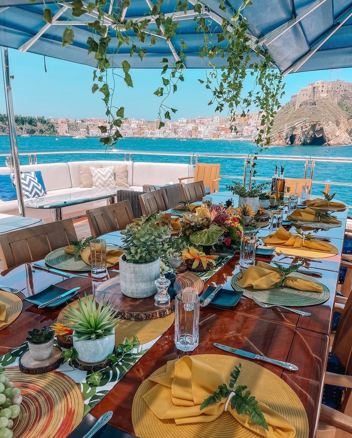Table dressée à bord d'un yacht au mouillage