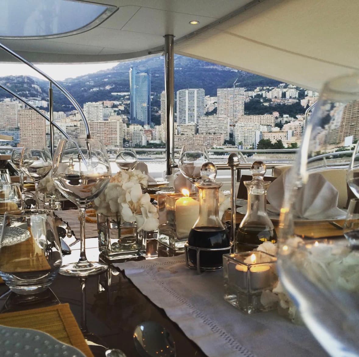 Service à bord d'un yacht en baie de Monaco
