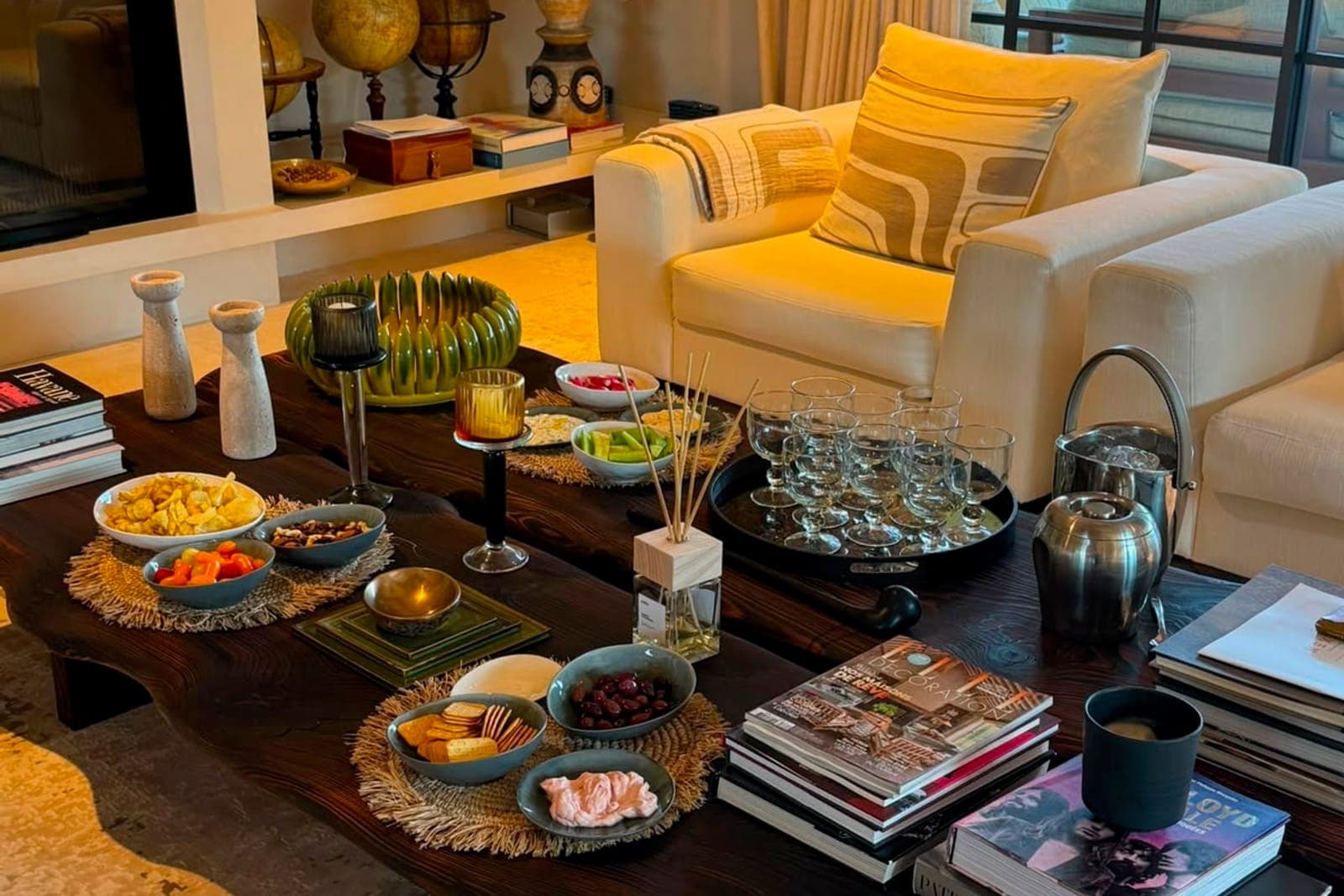Apéritif servi au salon lors d'une réception à domicile · Chefs Talents