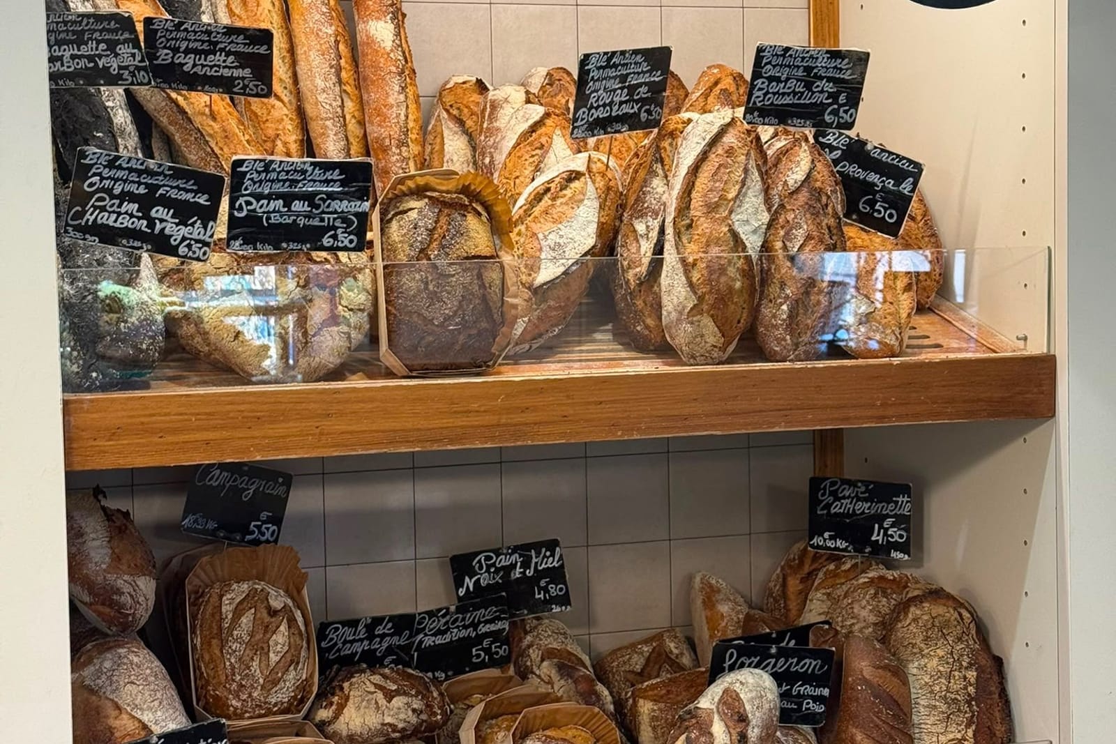 Chef sélectionnant le pain chez un artisan boulanger